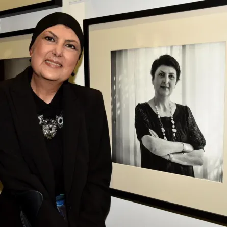 بعد وفاة شقيقتها شائعة الموت تطارد المذيعة المغربية سميرة الفيزازي