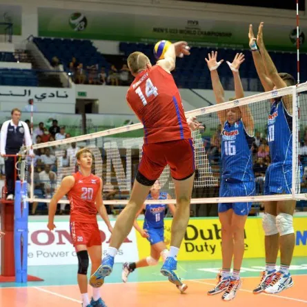 بالفيديو.. لماذا طردوا هذا النجم الرياضي من الطّائرة!