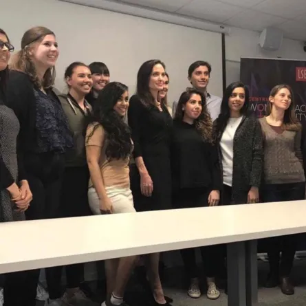 أنجيلينا جولي تُعطي أوّل محاضرة لها عن حقوق المرأة