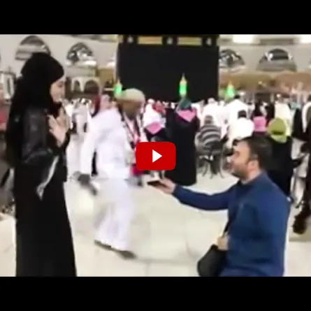 شاب تركي يتقدم لخطبة فتاة أمام الكعبة المشرفة