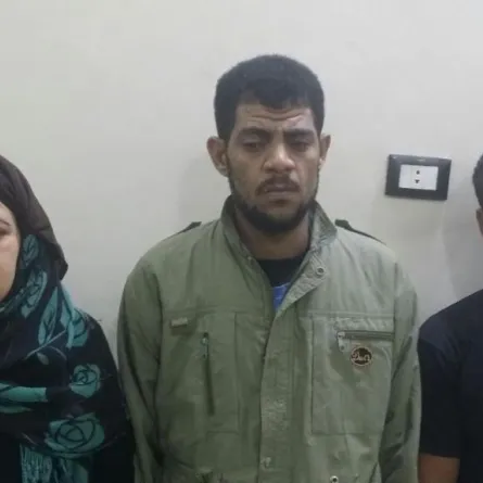 تستدرج جارها وتصوره عارياً بمعاونة زوجها للانتقام منه