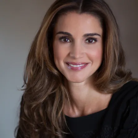 هكذا ترتدين التنورة على طريقة الملكة رانيا