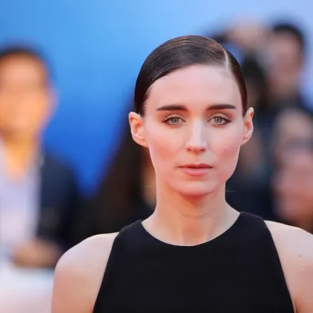 بالفيديو: روني مارا تكتب مذكرات "امرأة رومانسية مجنونة" في "The Secret Scripture"