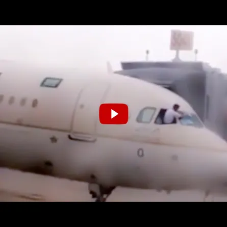 بالفيديو: طيار يمسح زجاج طائرته بـ "قماش"!