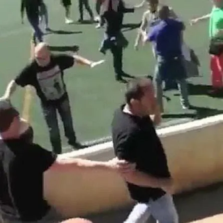 بالفيديو.. مباراة للأطفال تتحول إلى معركة بين أولياء الأمور