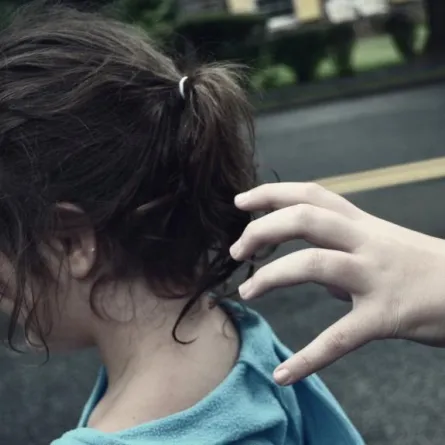 بالفيديو: مواطنة تطارد سيدة شرعت في خطف طفل بالرياض