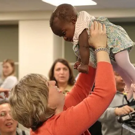 بالفيديو.. ولادة طفلة بـ 4 أقدام و عامودين فقريين