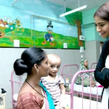 بالصور: سونام كابور مع أطفال مرضى السرطان