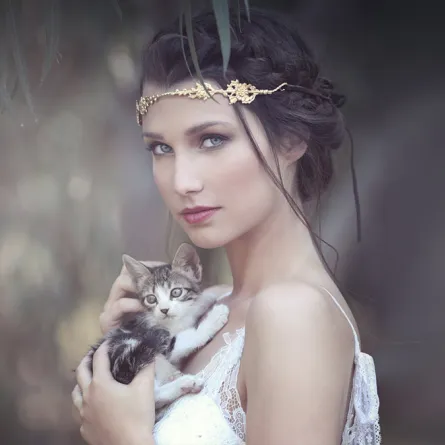 تألقي يوم زفافك بتسريحات رومانية لعروس 2020 