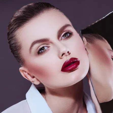 عوارض خطيرة تتعرض لها مدمنات المكياج