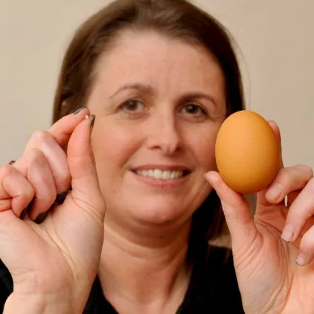 بالصور .. عروس تعثر على "ماسة" داخل بيضة مسلوقة