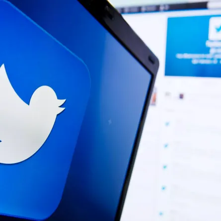 "تويتر" ينافس "فيس بوك" بالبث المباشر