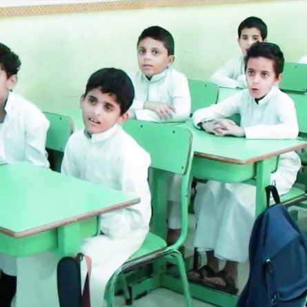 بالفيديو.. معلم سعودي يدرس الطلاب بالرقص 