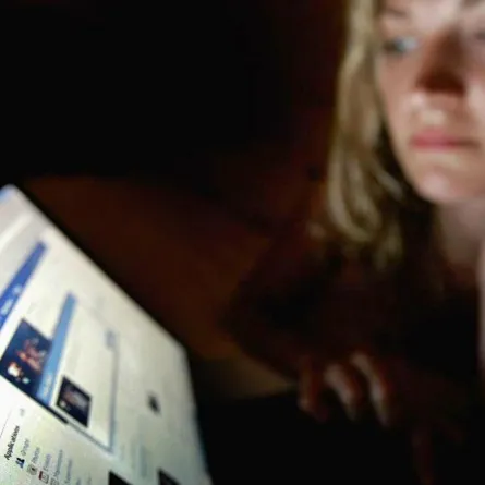 بعد الإنفصال.. لماذا نراقب الحسابات الإلكترونية للشريك السابق؟