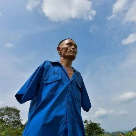 بالصور: صيني بلا ذراعين يطعم والدته المريضة بفمه