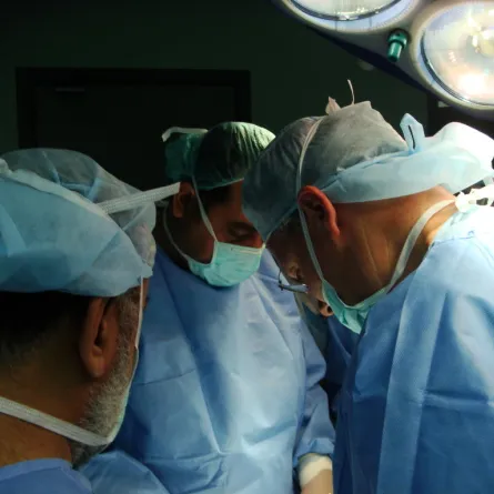 "عملية معقدة" تنقذ عشرينياً تعرَّض إلى حادث مروري