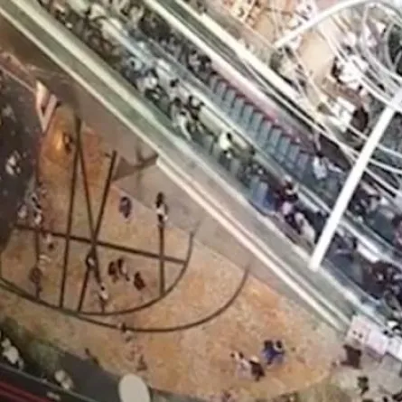 بالفيديو.. لحظات مرعبة لسقوط سلم كهربائي يحمل العشرات