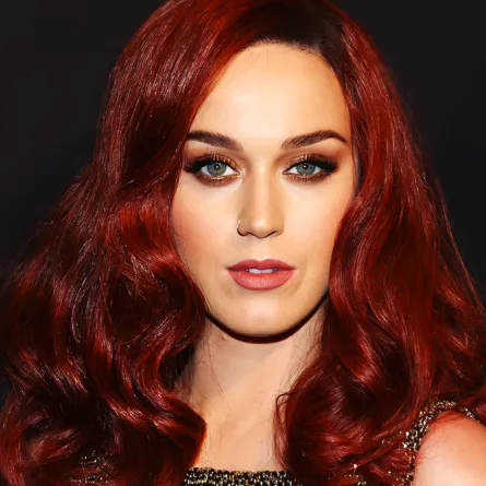 نجمات بالشعر البرغندي صبغة الموسم