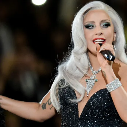 ليدي غاغا صاحبة المجوهرات الغريبة