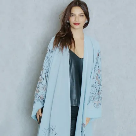 الأزرق السماوي يغزو عباياتك هذا الموسم !