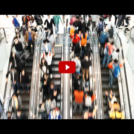 بالفيديو.. لحظات مرعبة لسقوط سلم كهربائي يحمل المئات