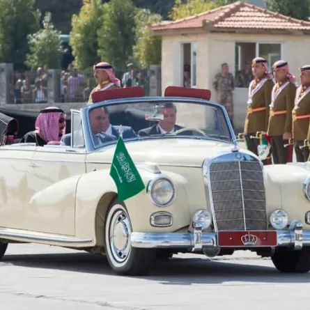 بالصور: تعرف على السيارة الكلاسيكية التي أقلت خادم الحرمين بالأردن