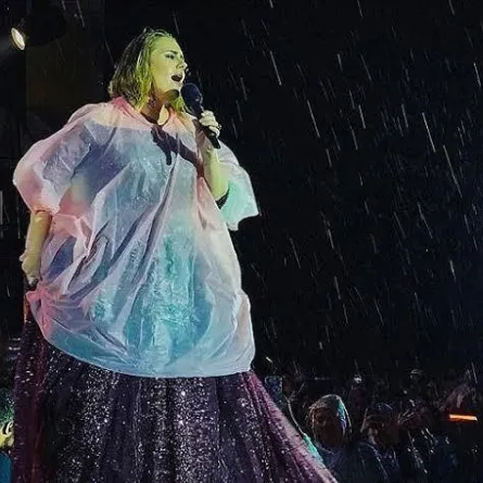 أديل تتحدى الجو في نيوزيلندا وتغنّي تحت المطر