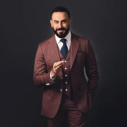 قصي خولي الشاب صاحب الإطلالات الكلاسيكية