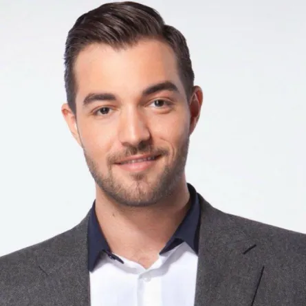 باسل ألزارو مقدّم البرامج صاحب الإطلالات العصرية