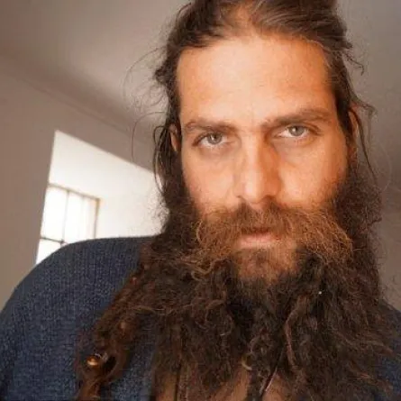 مليونير سوري تبرع بثروته ويعيش في عربة.. ما السبب؟