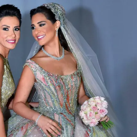 عرائس وأمهاتهن بإطلالات جذابة