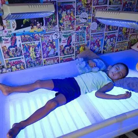 مرض نادر يجبر طفلاً على البقاء 20 ساعة يوميّاً تحت الضوء الأزرق