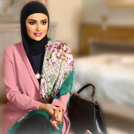 الفاشينيستا سندس القطان تلهمك بـإطلالة حقيبة اليد