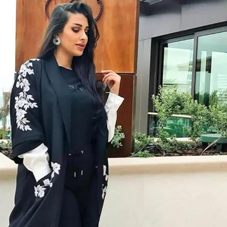 العبايه السوداء هي الأفضل في جميع المناسبات