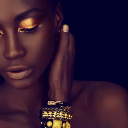 عيون الـ 24 قيراطاً... مكياج ذهبي للسهرة