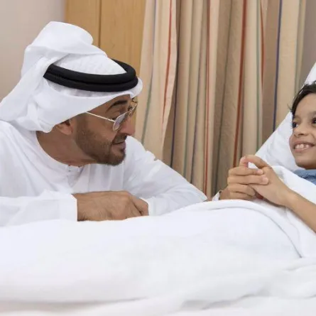بالصور والفيديو: محمد بن زايد يزور مصابي حادثة طعن العائلة الأردنية في الفجيرة