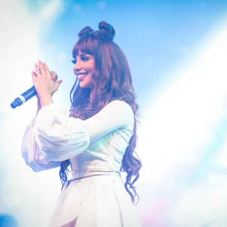 بلقيس أحمد تشارك الجمهور الغناء في القرية العالمية بدبي