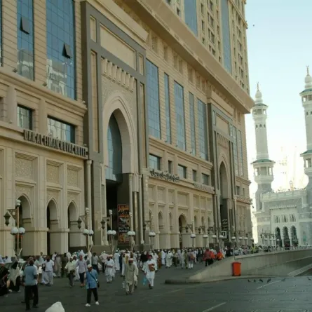 مع إقبال المعتمرين.. بلدية العزيزية تكثف جولاتها الرقابية