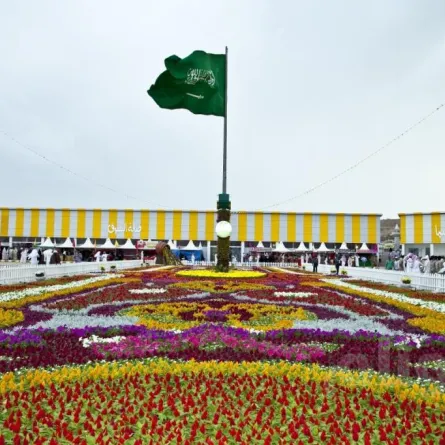 لوحات إبداعية من "الصقور السعودية" في "الورد الطائفي