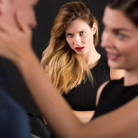 زوجي خانني مع من تكبره بعشر سنوات!