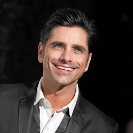 بالفيديو: جون ستاموس يتعرض لموقف محرج جداً على المسرح