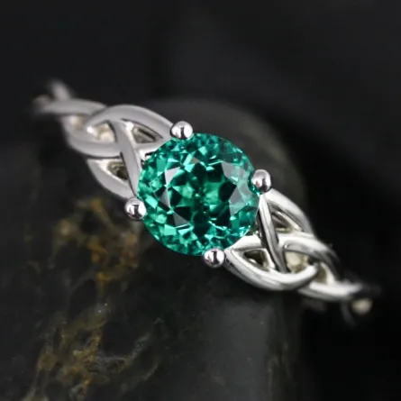 خواتم مرصعة بالزمرد لإطلالة منعشة