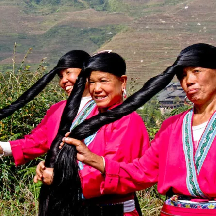 بالصور: سر سيدات "قرية الشعر الطويل"