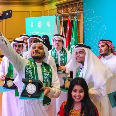 فريق سعودي يحصد ميداليات ذهبية في أولمبيادَي الرياضيات والفيزياء