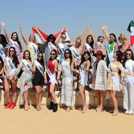 بالصور.. ملكات جمال العالم يزرن الأهرامات