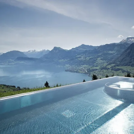 10 مسابح بتصاميم وإطلالات خلّابة