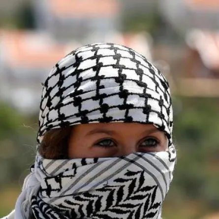 غضب عربي على متاجر "توب شوب" والسبب..الكوفيّة