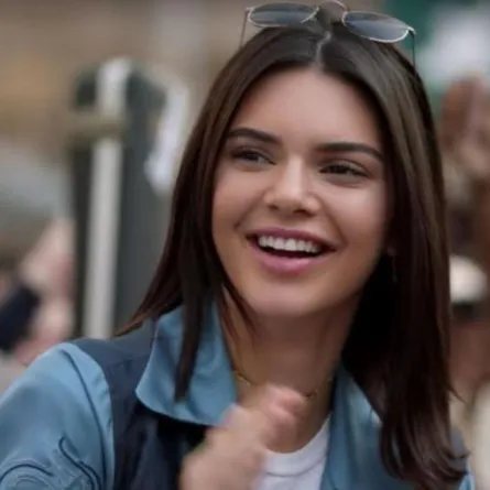 "بيبسي" تسحب إعلان كيندال جينر وتعتذر