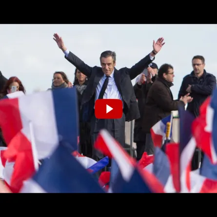 بالفيديو.. رمي مرشح الرئاسة الفرنسية بكيس من الدقيق