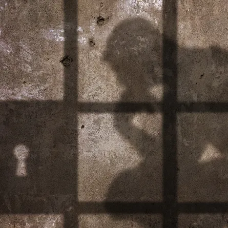 شاب يقتل والده وشقيقه وأمّه تدافع عنه، لماذا؟